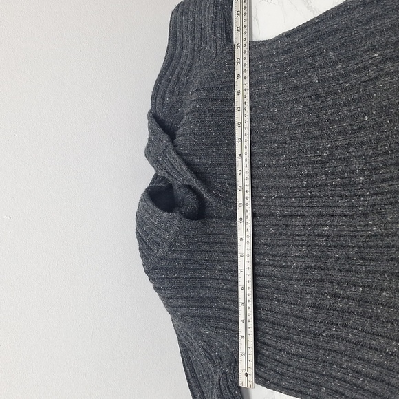 Exquisite Lambswool Tie-Front Sweater with a Luxurious Long Collar Size Small - Picture 7 of 13